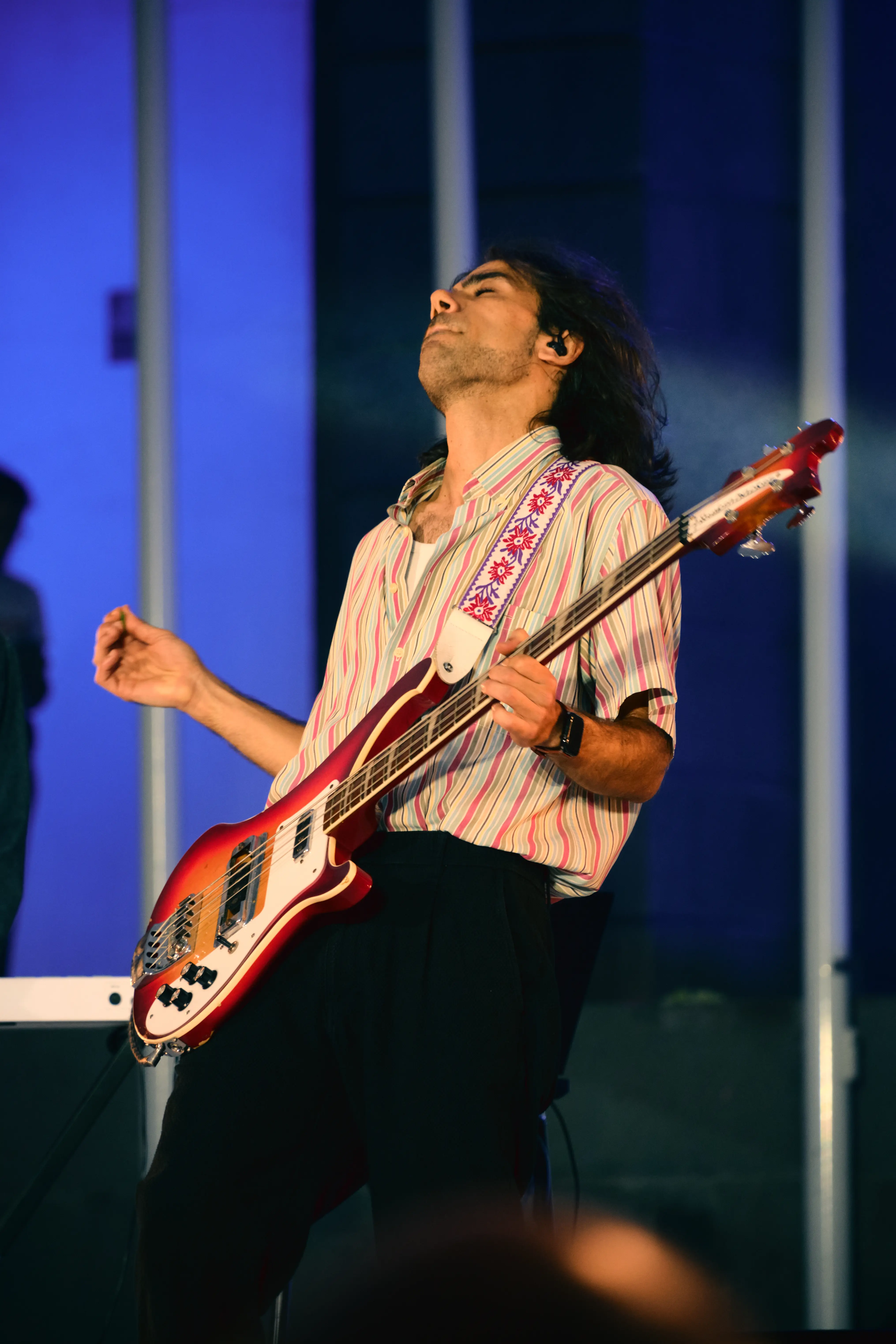 Alejandro, el bajista de Good Franco, en pleno trance durante el elepegece festival en la isla de Gran Canaria.