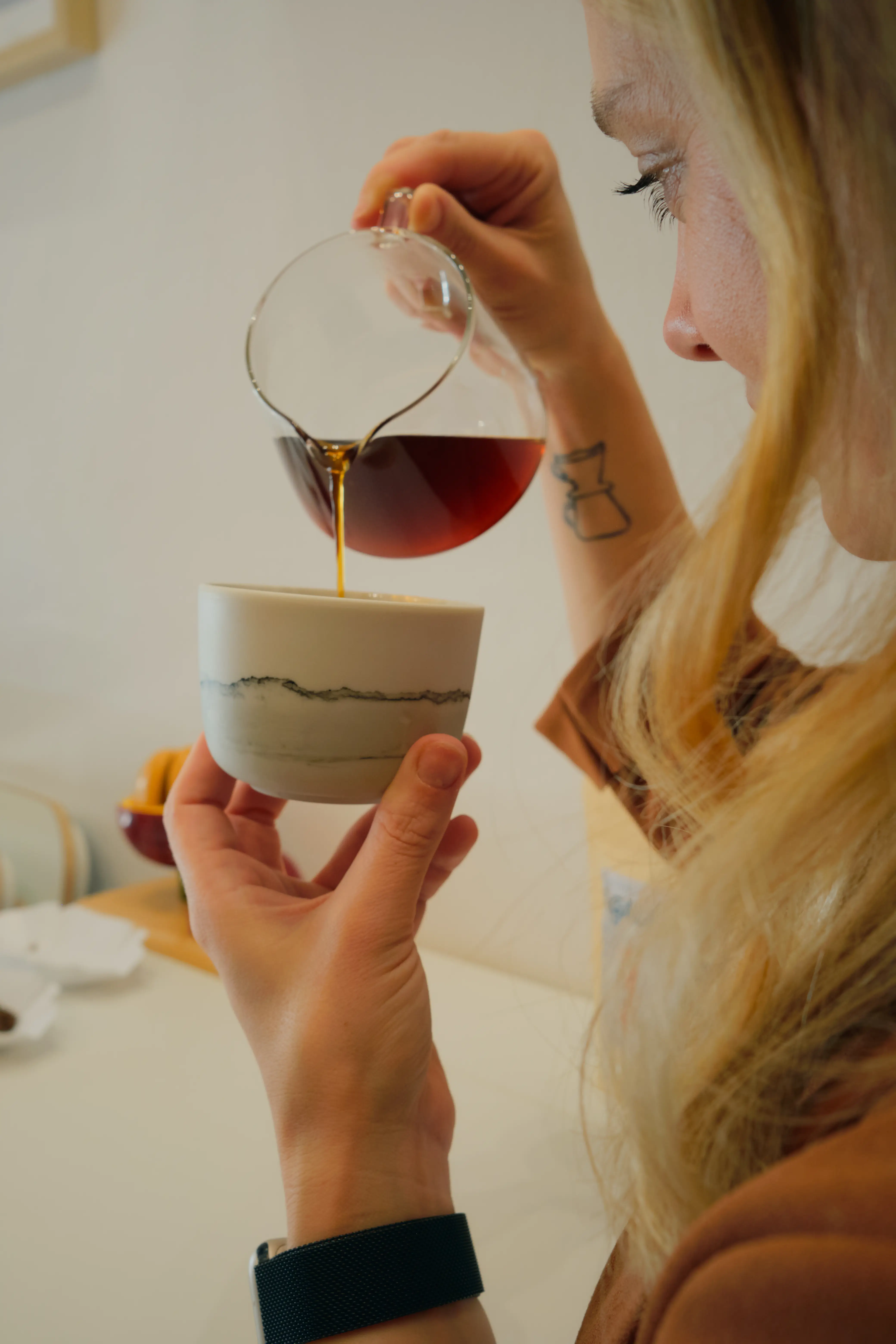 Sara Solanas Barista sirviendo café